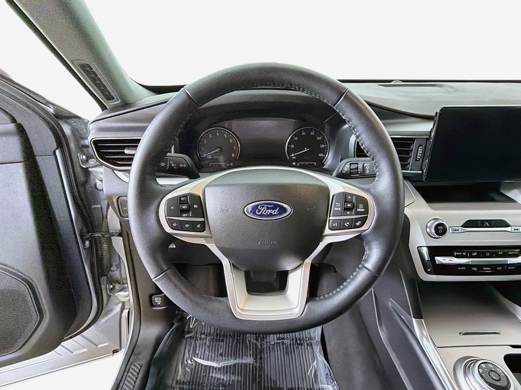 Used 2023 Ford Explorer XLT w/ Equipment Group 202A AWD/4WD image 31
