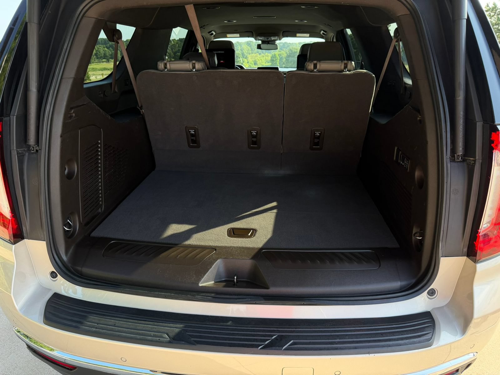 Used 2023 GMC Yukon XL SLT w/ SLT Luxury Package RWD image 32