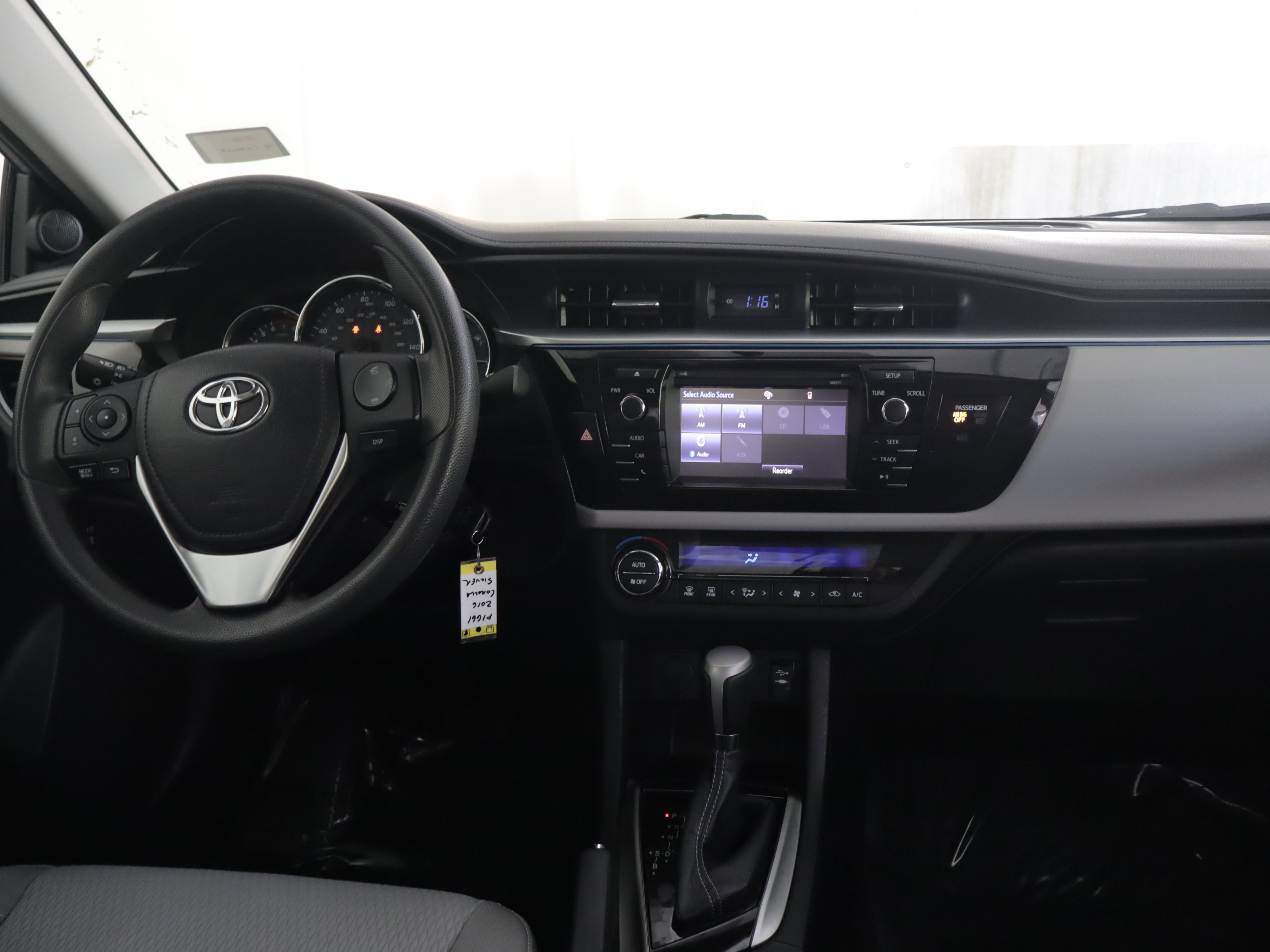 Used 2016 Toyota Corolla LE FWD image 2