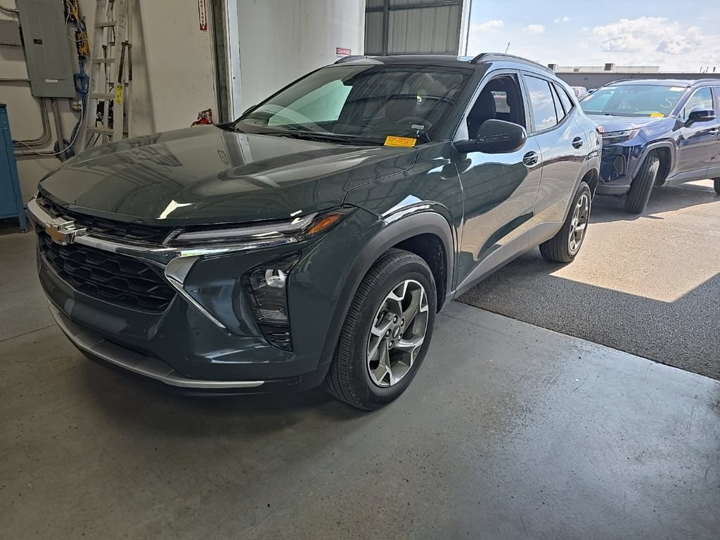 Used 2025 Chevrolet Trax LT FWD image 2