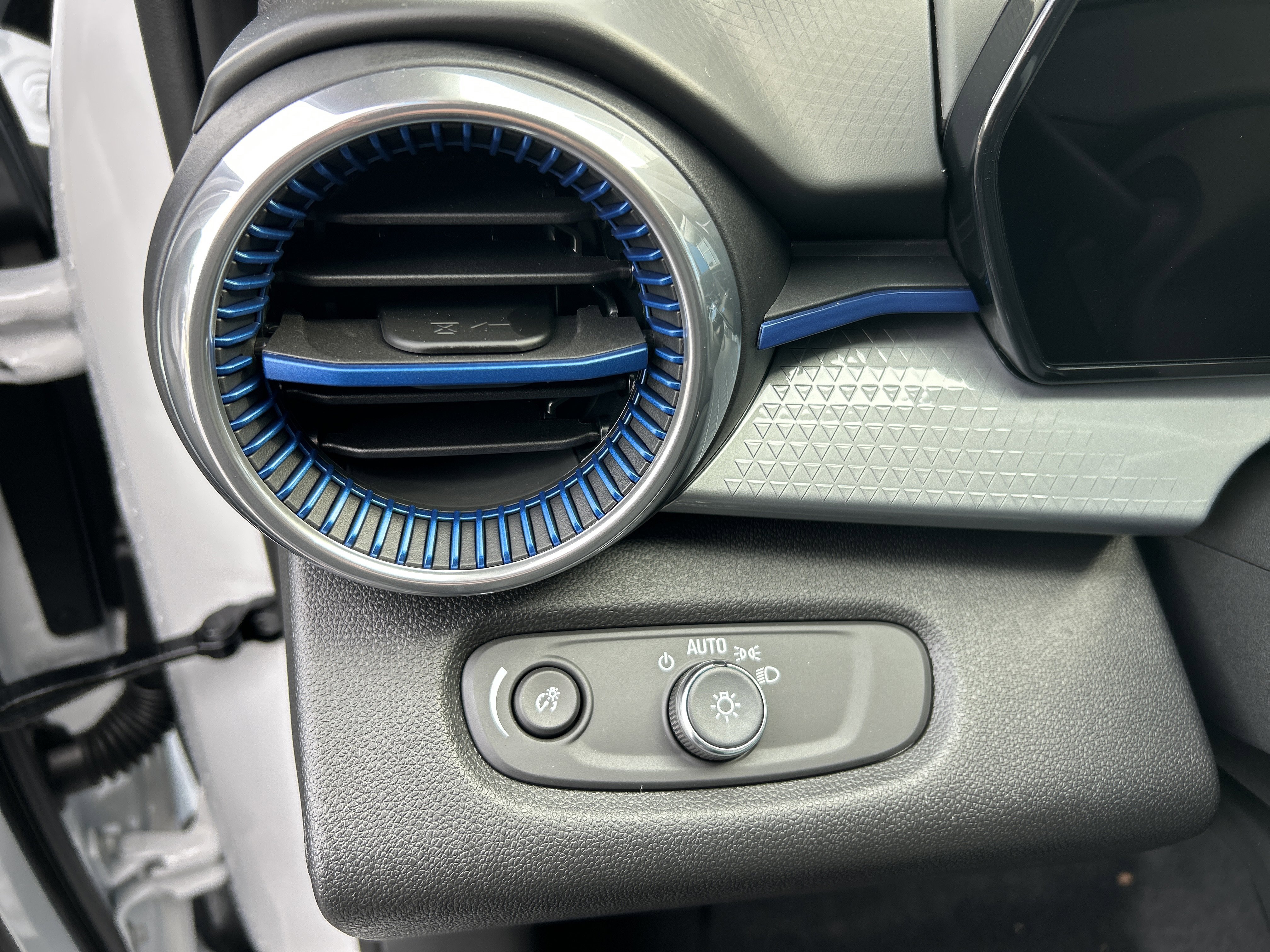 New 2025 Chevrolet Trax LT w/ Driver Confidence Package image 45