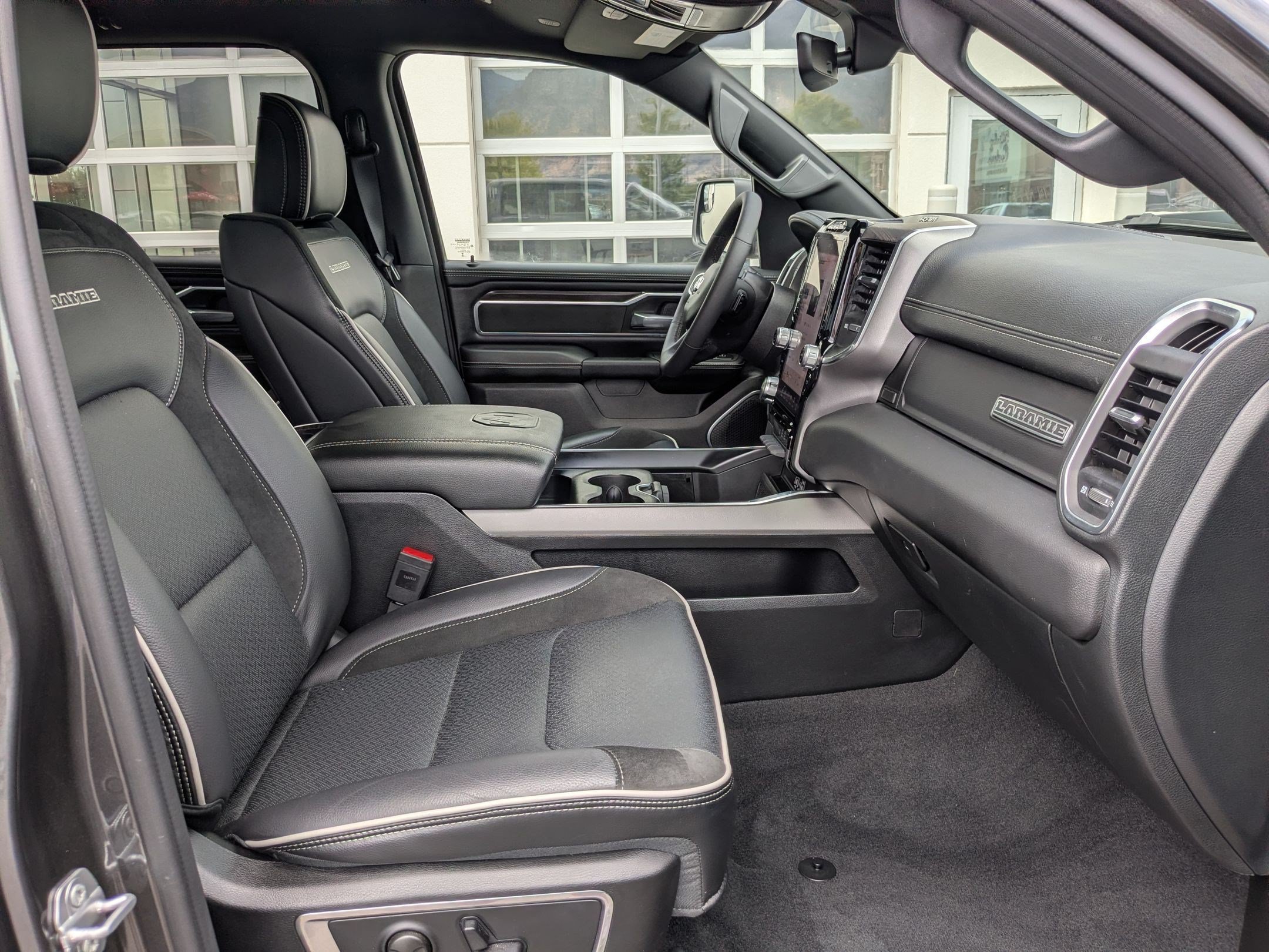 Used 2025 RAM 1500 Laramie w/ Sport Appearance Package AWD/4WD image 33
