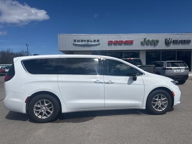 Used 2026 Chrysler Pacifica Select FWD image 5