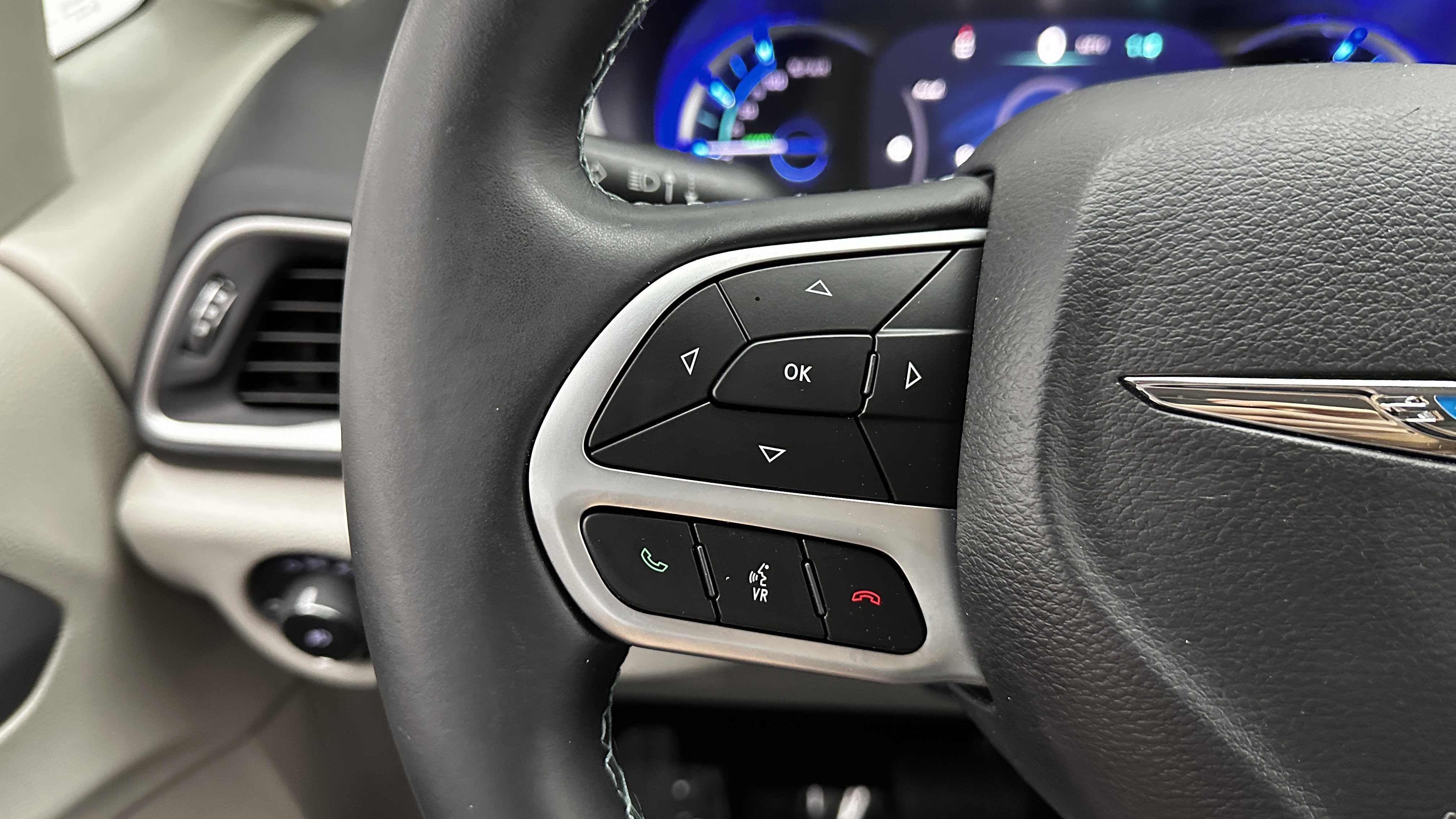 Used 2018 Chrysler Pacifica Touring-L image 18