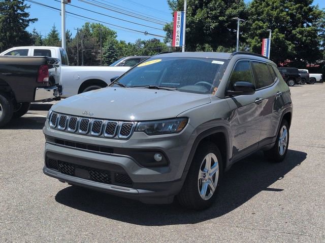 Used 2024 Jeep Compass Latitude w/ Convenience Group AWD/4WD image 7