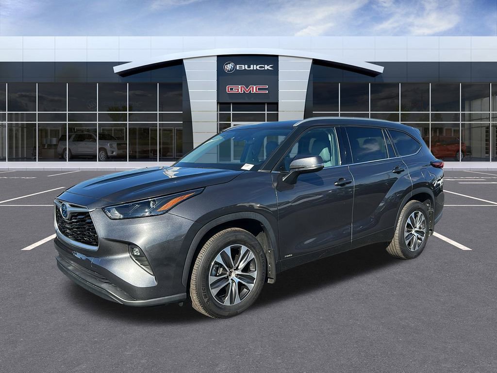 Used 2022 Toyota Highlander XLE AWD/4WD image 1