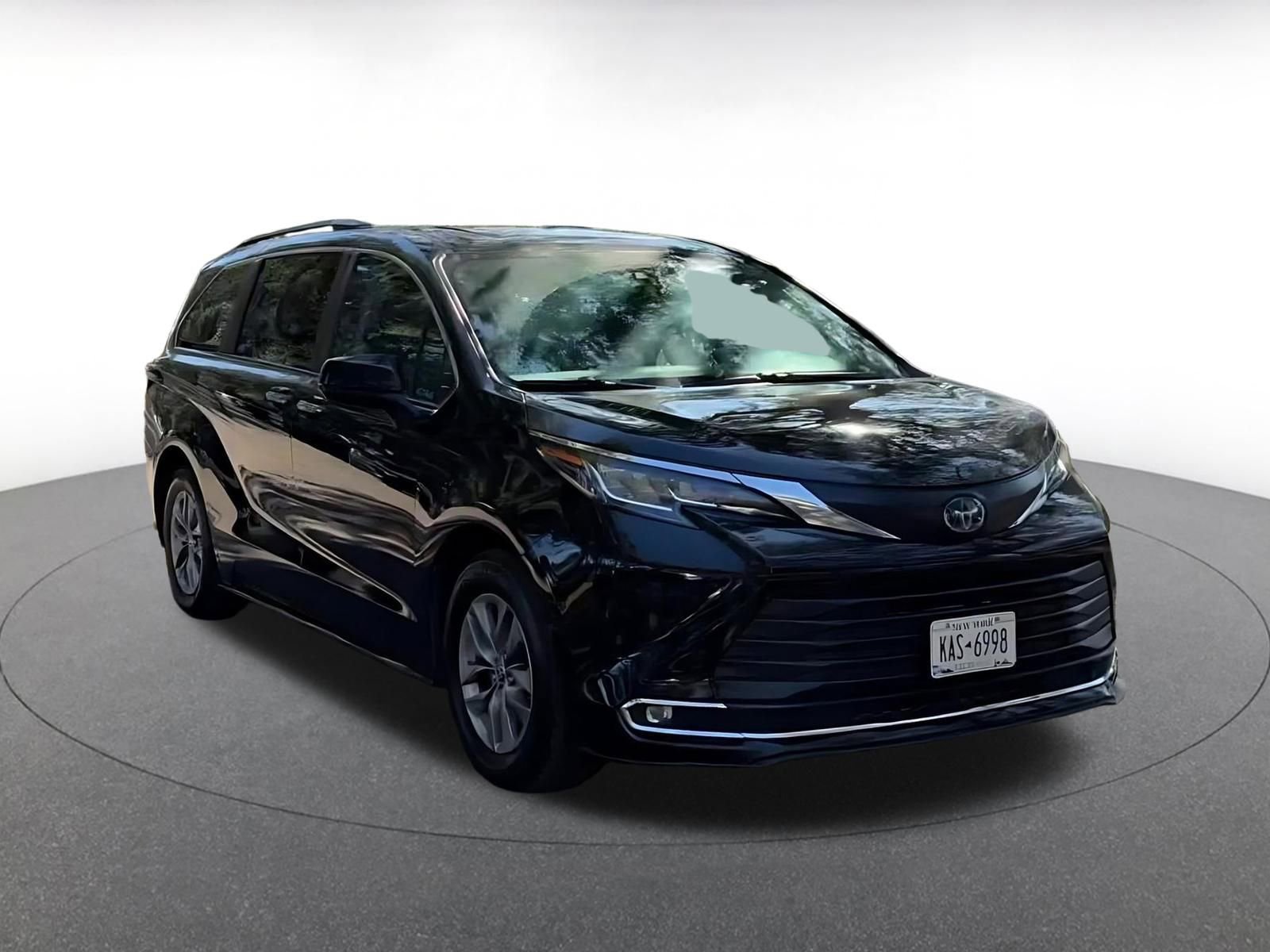 Used 2023 Toyota Sienna XLE image 3