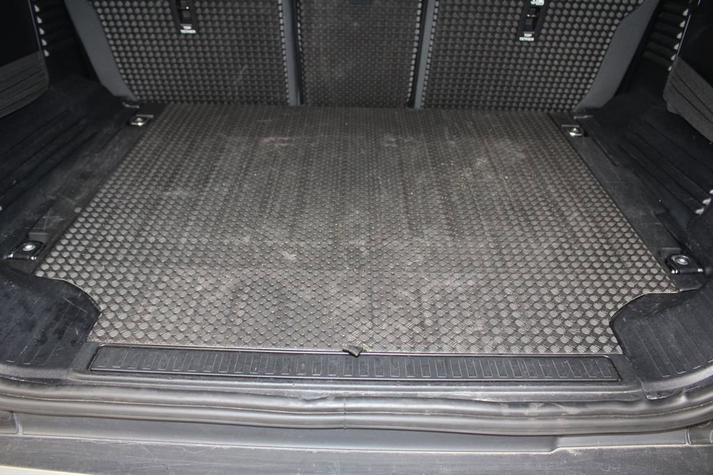 Used 2024 Land Rover Defender 110 S image 16