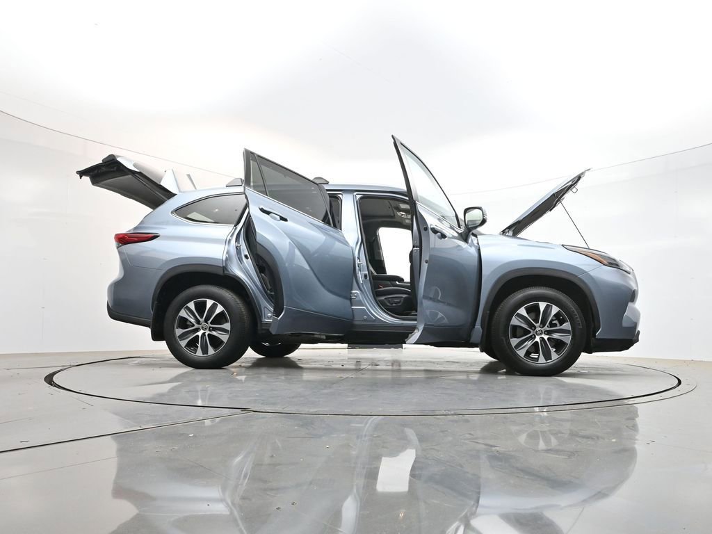 Used 2022 Toyota Highlander XLE AWD/4WD image 48