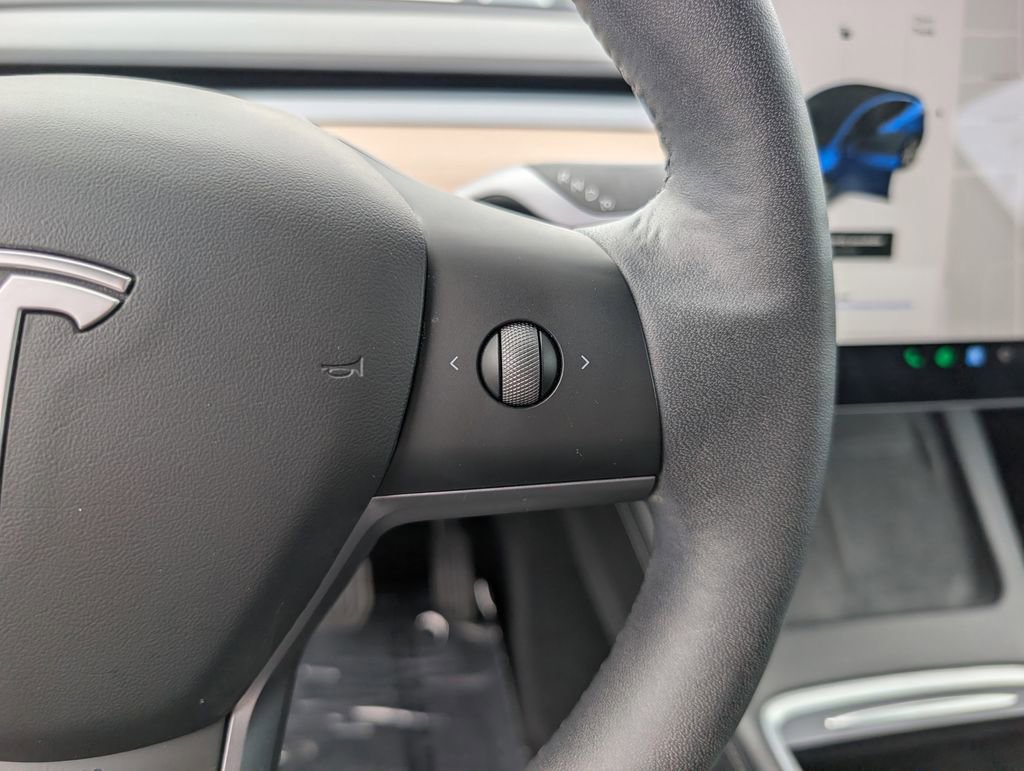 Used 2021 Tesla Model Y Long Range AWD/4WD image 24