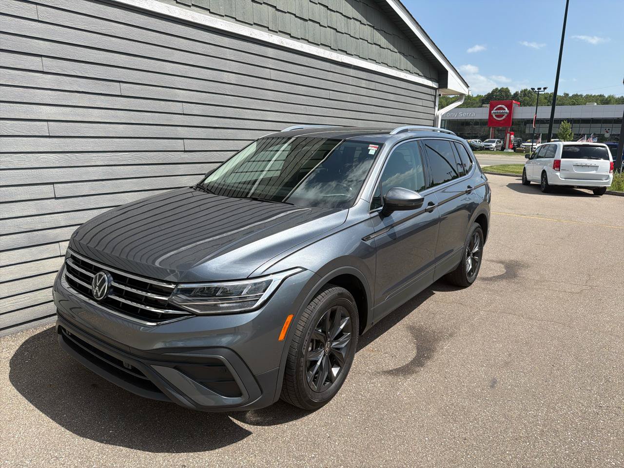 Used 2024 Volkswagen Tiguan SE AWD/4WD image 2