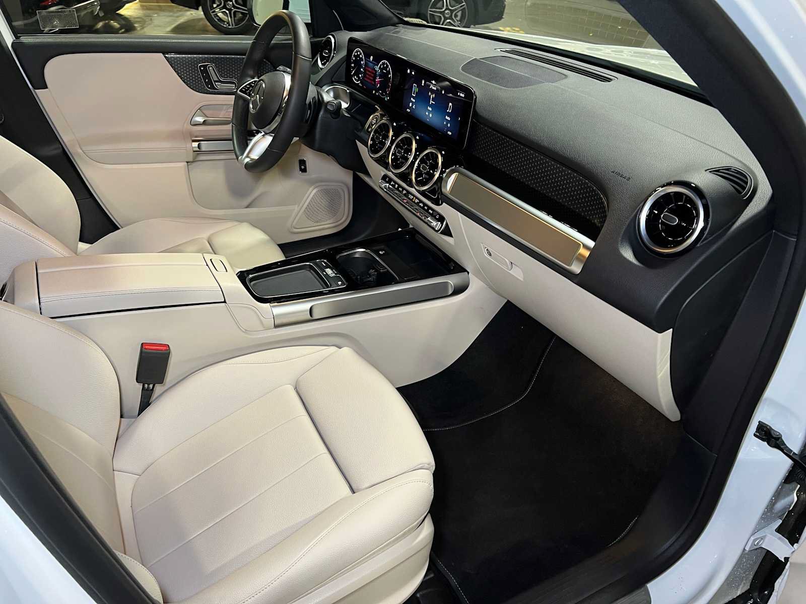 Used 2025 Mercedes-Benz GLB 250 4MATIC image 12