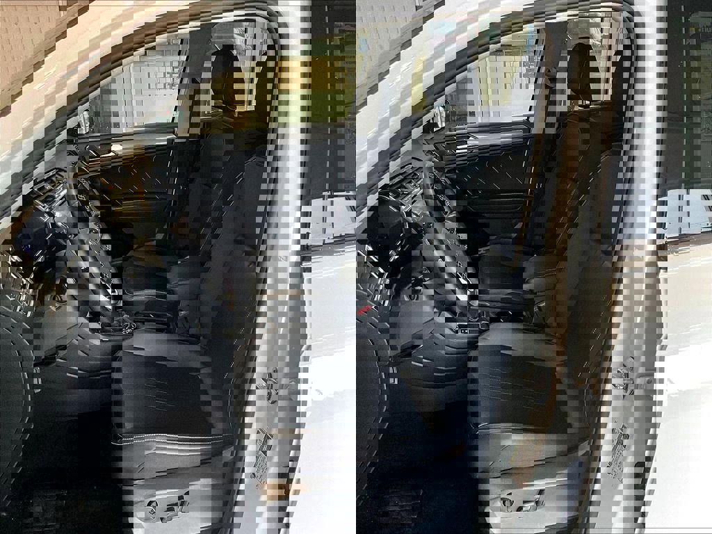 Used 2024 Volkswagen Tiguan SE image 10