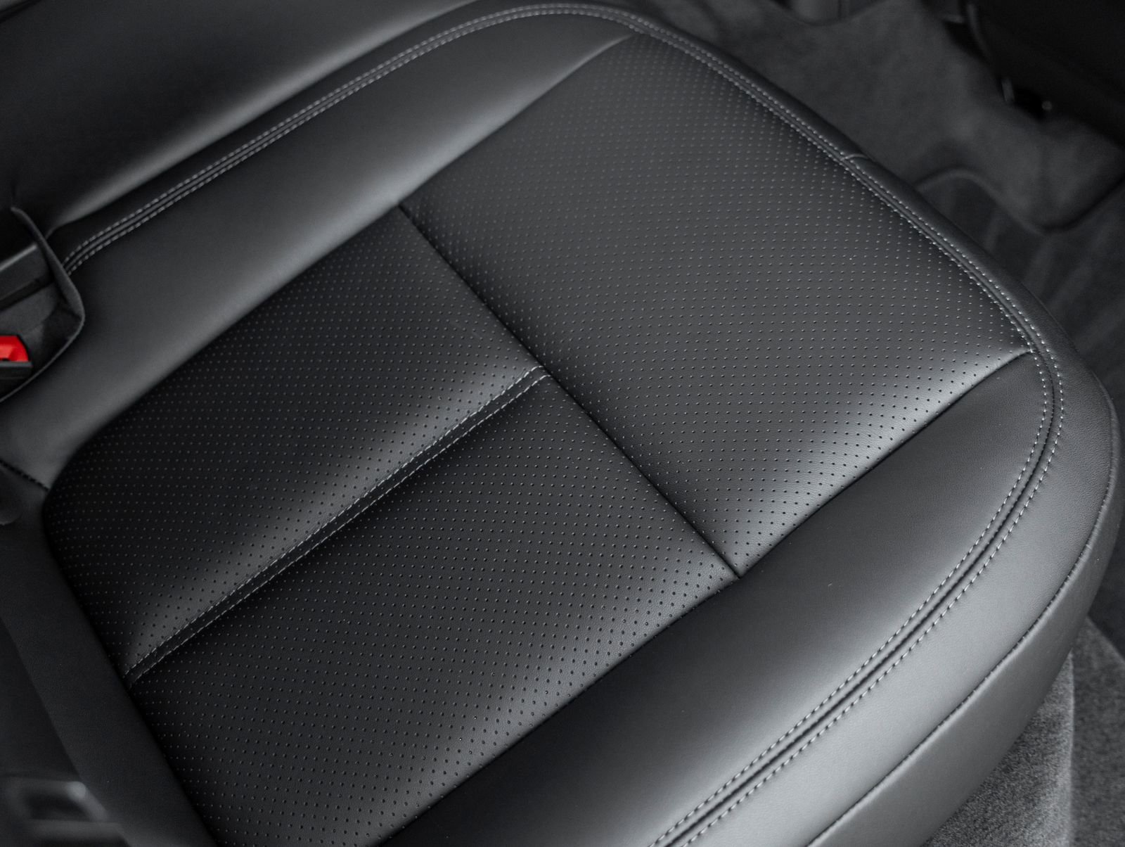 Certified 2026 Porsche Macan AWD/4WD image 40