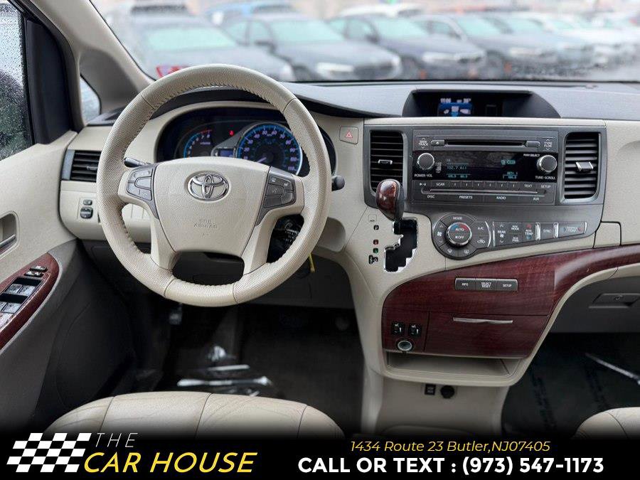 Used 2013 Toyota Sienna XLE image 22