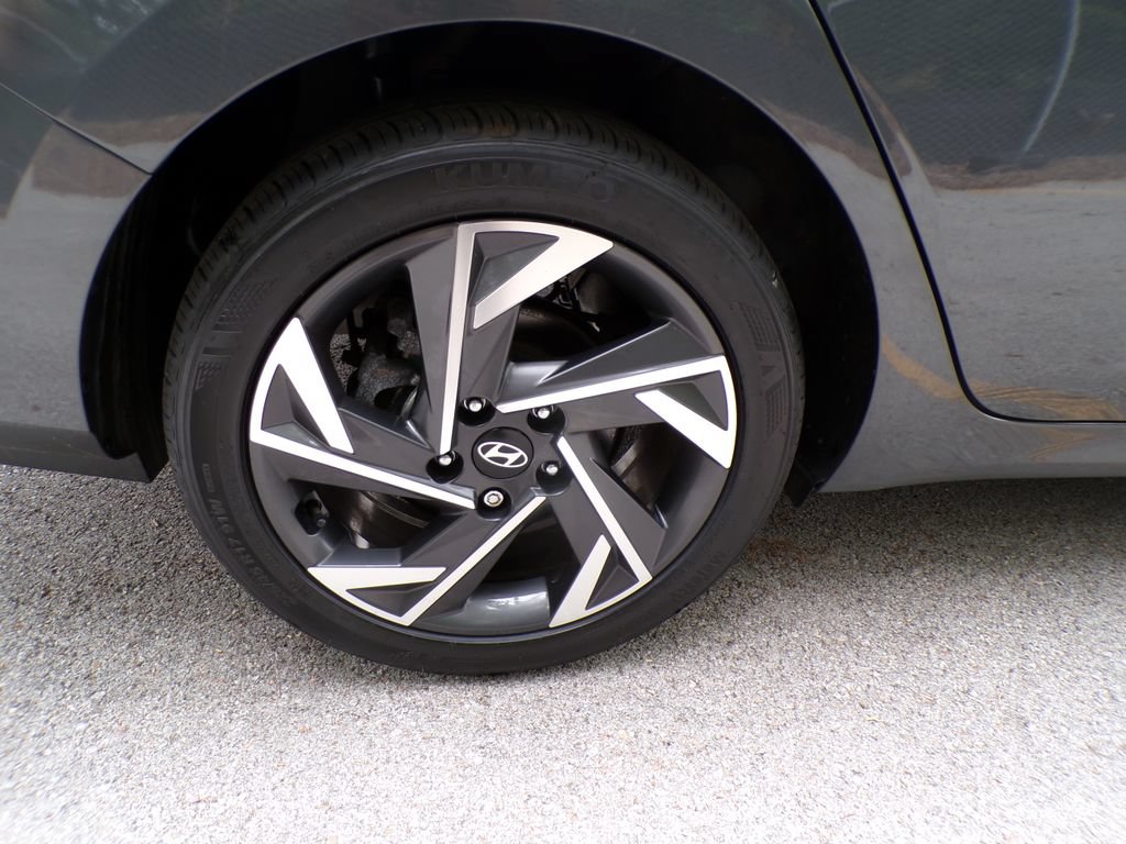 Certified 2025 Hyundai Elantra SEL FWD image 19