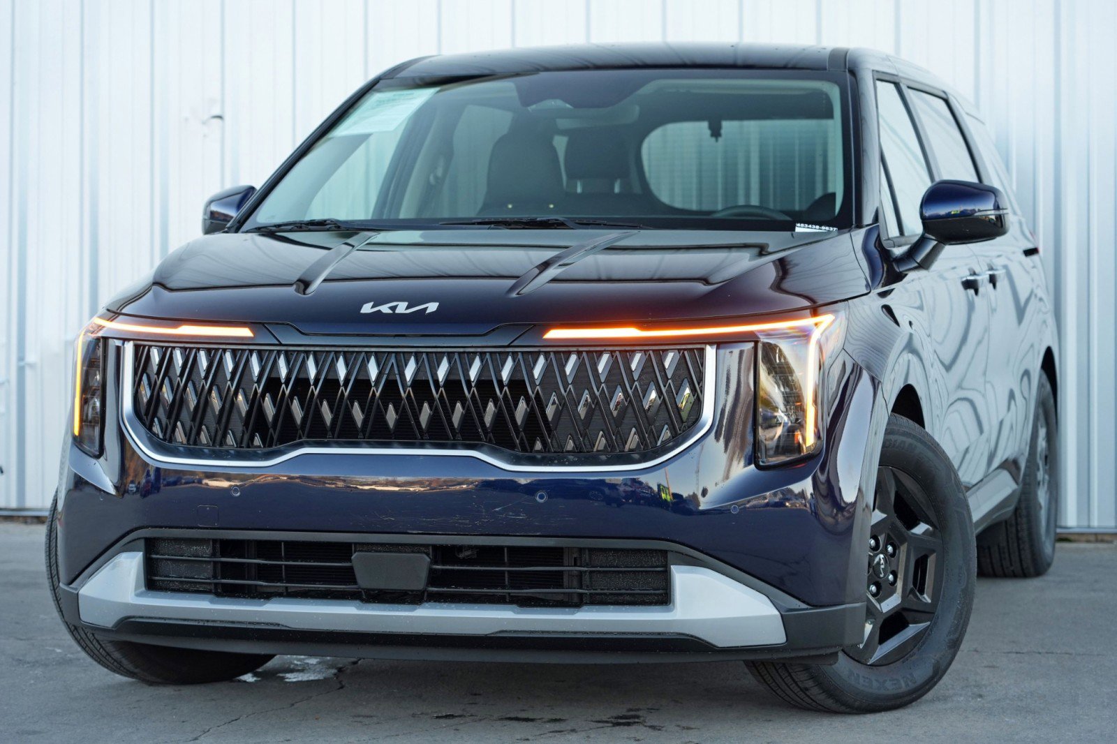 Used 2025 Kia Carnival FWD image 3