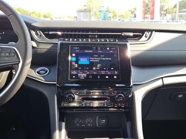 New 2025 Jeep Grand Cherokee Altitude image 22