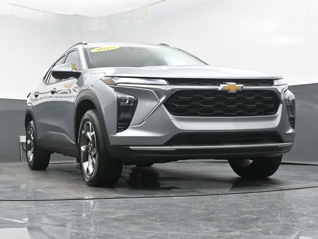 Used 2025 Chevrolet Trax LT w/ Driver Confidence Package FWD image 3