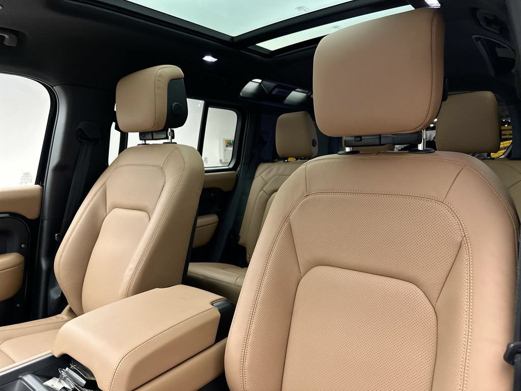 Certified 2025 Land Rover Defender 110 X-Dynamic SE AWD/4WD image 7