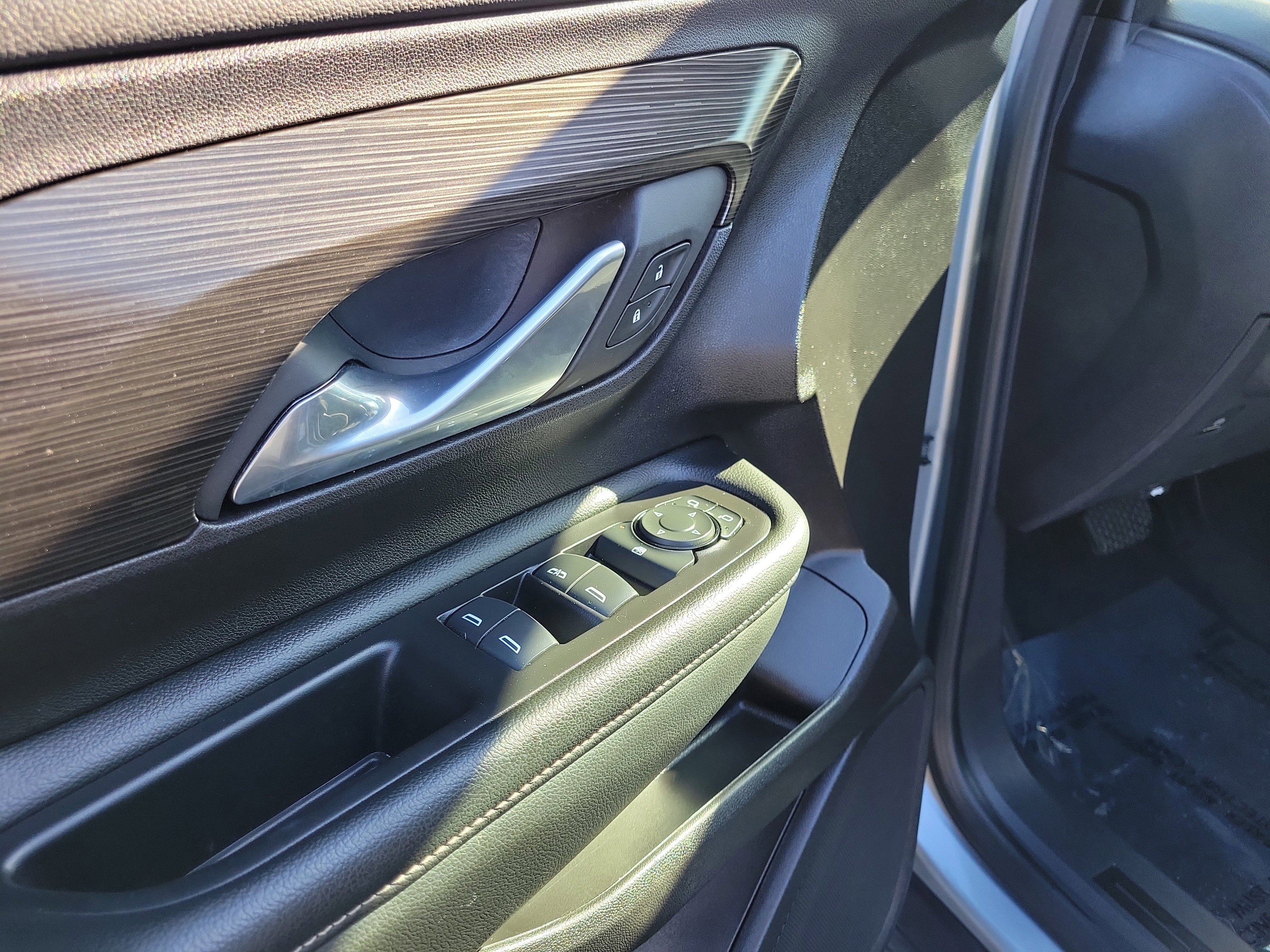 Used 2024 GMC Terrain SLE image 18