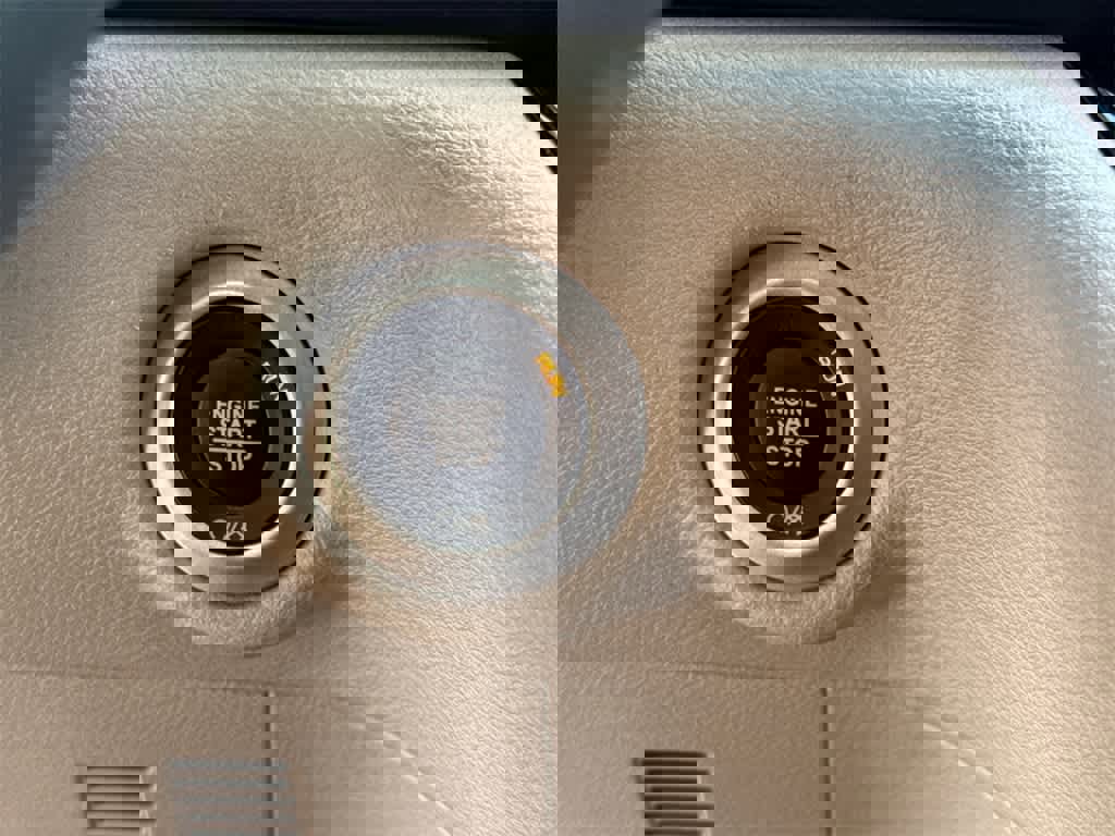 Used 2023 Chrysler Voyager LX image 31