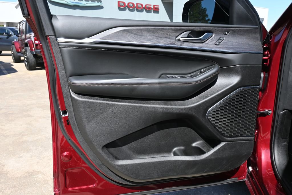 Used 2025 Jeep Grand Cherokee Overland w/ Luxury Tech Group IV image 17