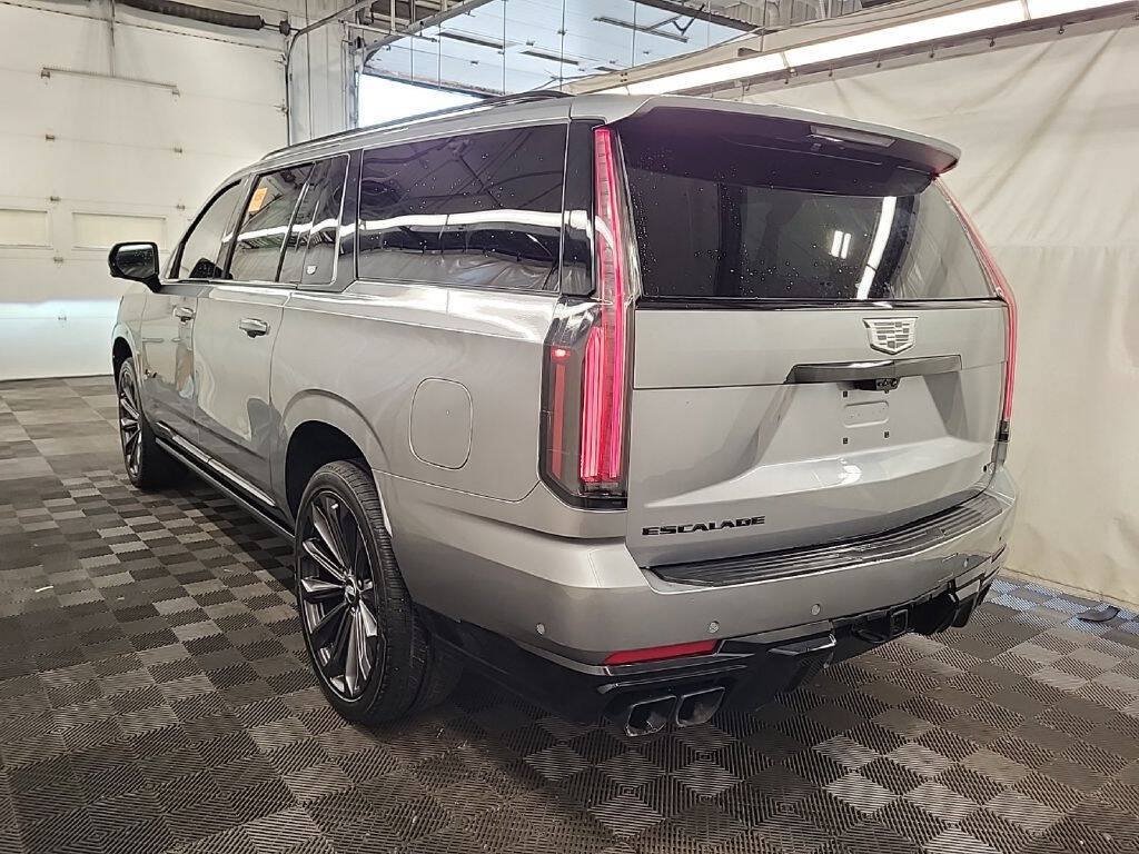 Used 2025 Cadillac Escalade ESV V AWD/4WD image 2