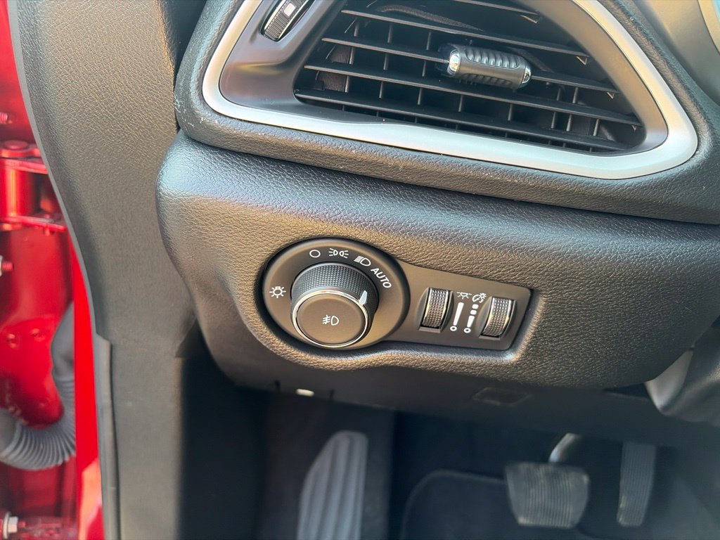 Certified 2025 Chrysler Pacifica Select FWD image 28