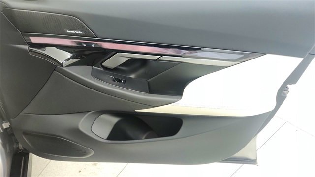 Used 2025 BMW i5 xDrive40 image 25