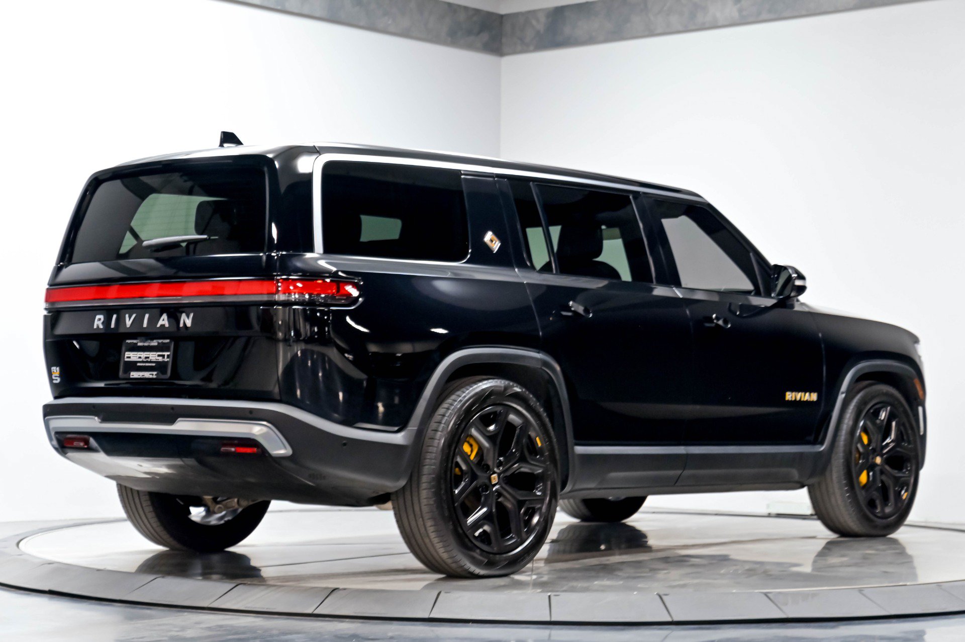 Used 2023 Rivian R1S Adventure AWD/4WD image 16