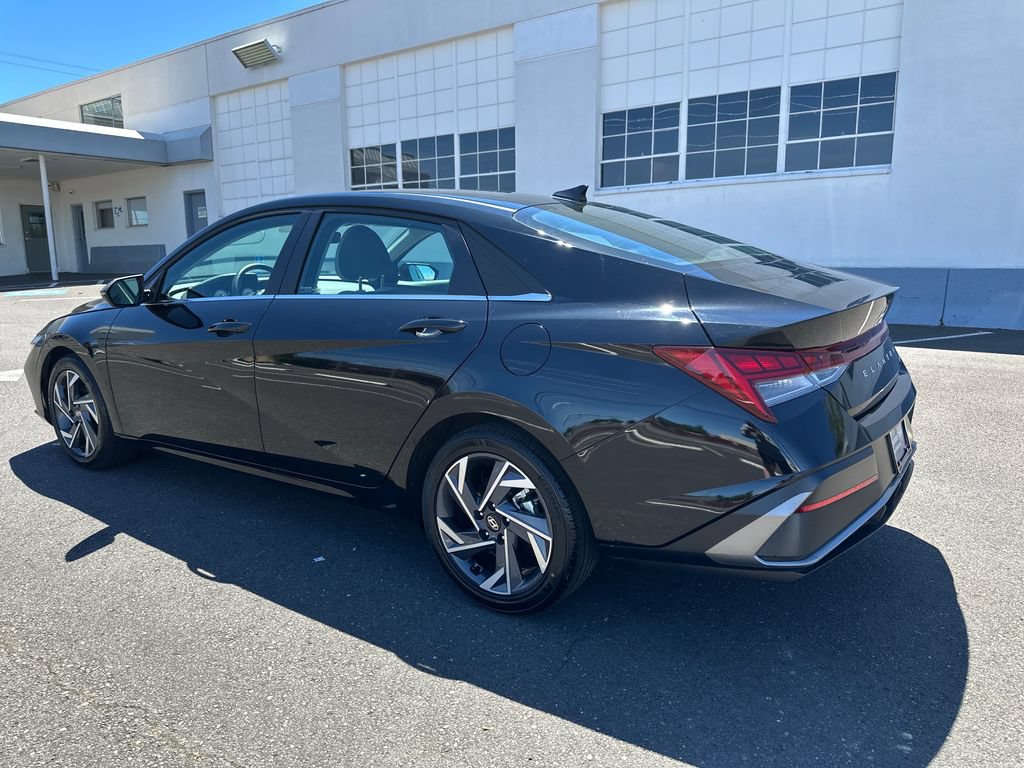 Certified 2025 Hyundai Elantra Limited FWD image 4