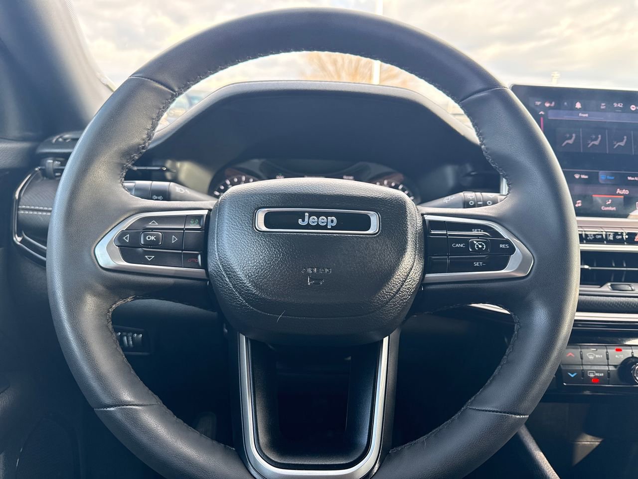 Used 2023 Jeep Compass Latitude w/ Sun and Sound Group AWD/4WD image 18