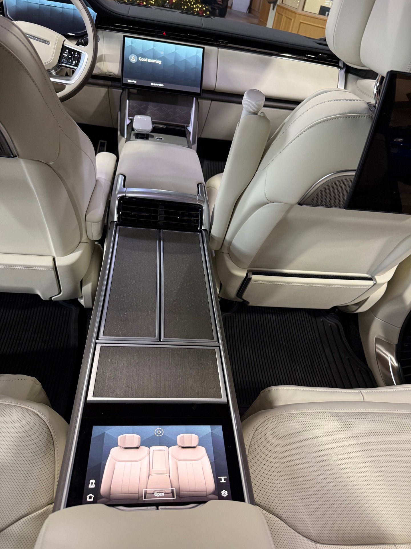 Used 2025 Land Rover Range Rover SV image 8