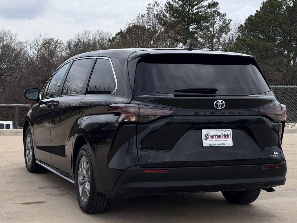 Used 2024 Toyota Sienna LE image 4