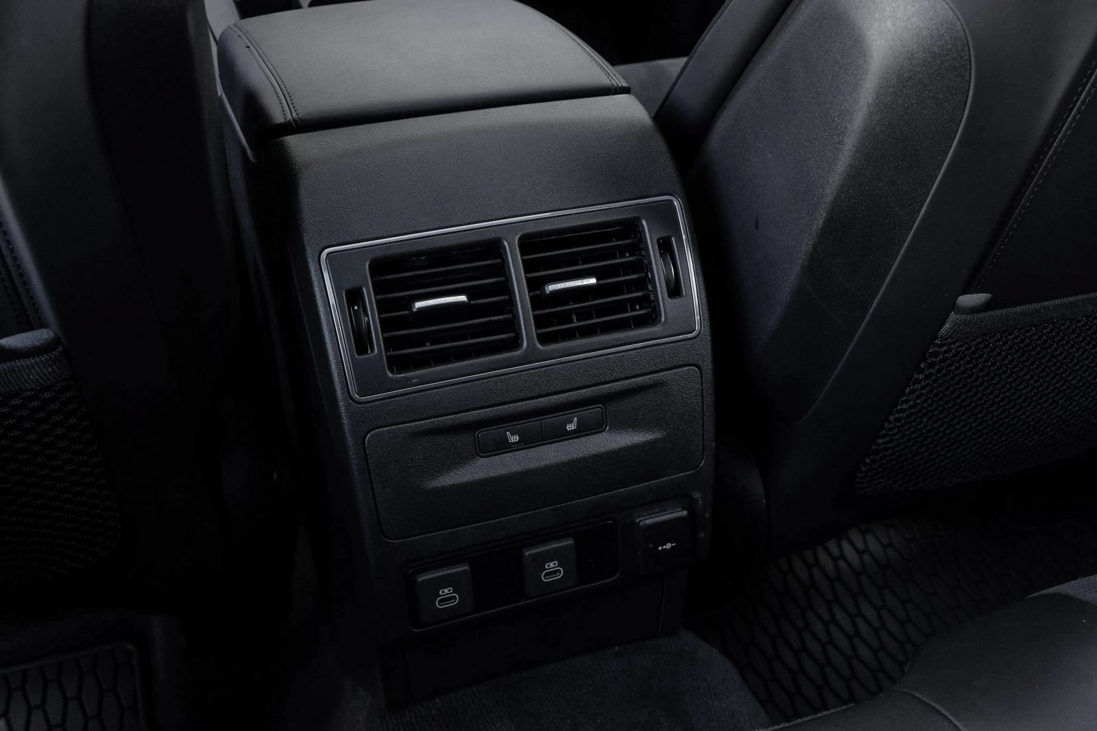 Used 2025 Jaguar F-PACE SVR AWD/4WD image 46