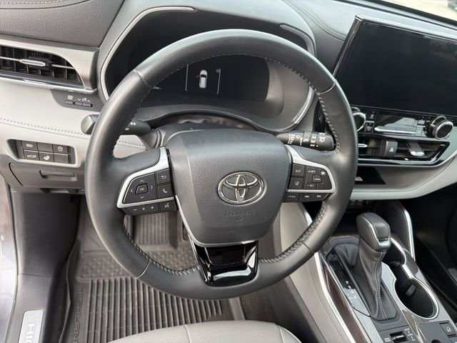 Used 2023 Toyota Highlander Limited AWD/4WD image 16