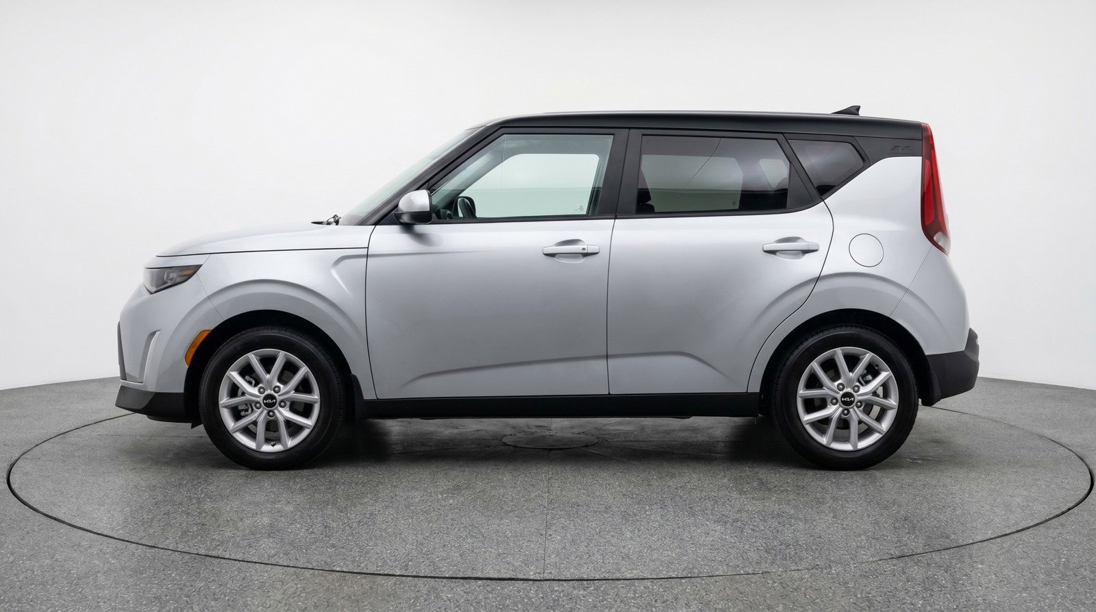 Used 2025 Kia Soul LX w/ LX Technology Package FWD image 5