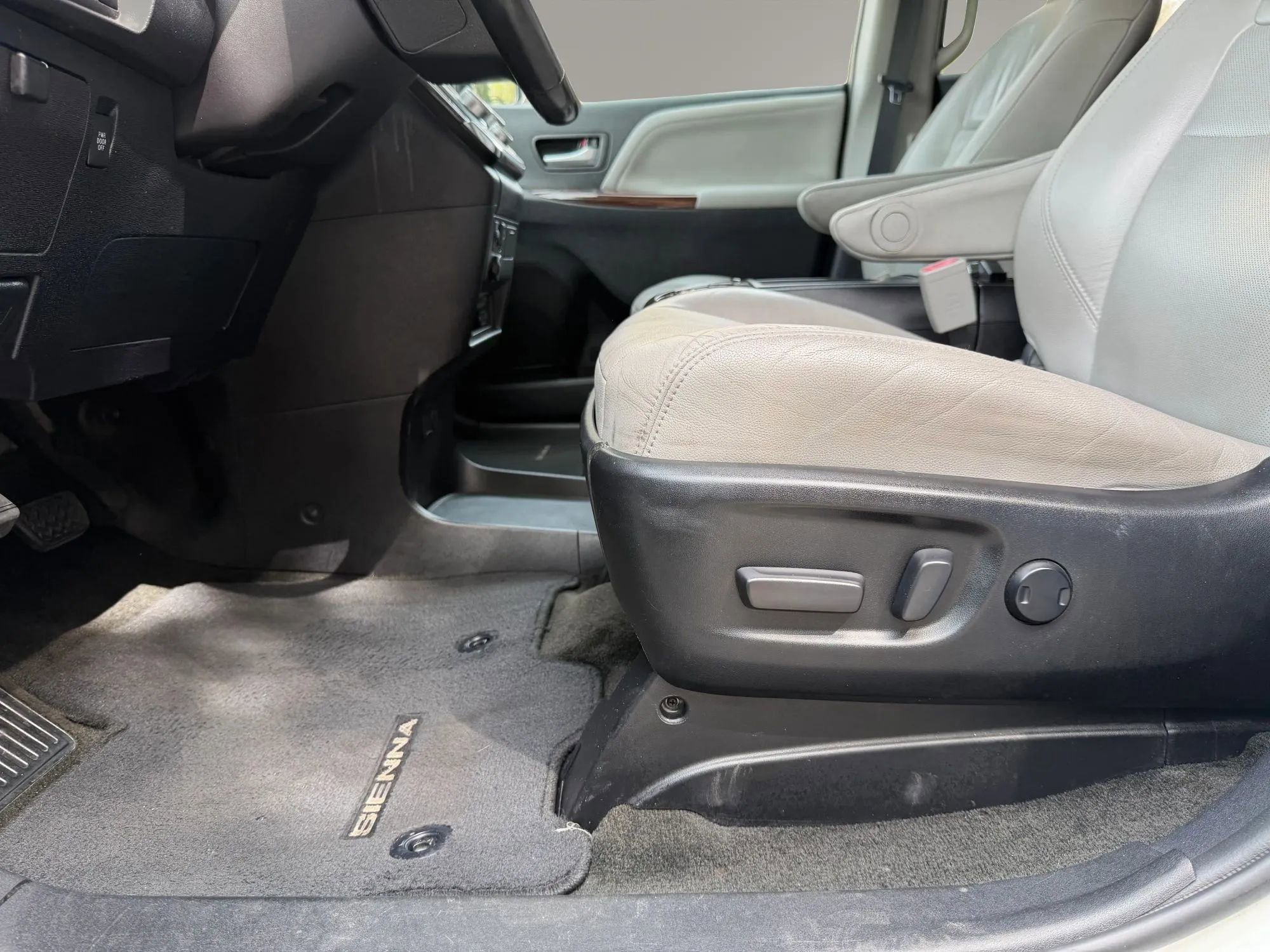 Used 2018 Toyota Sienna Limited Premium image 21
