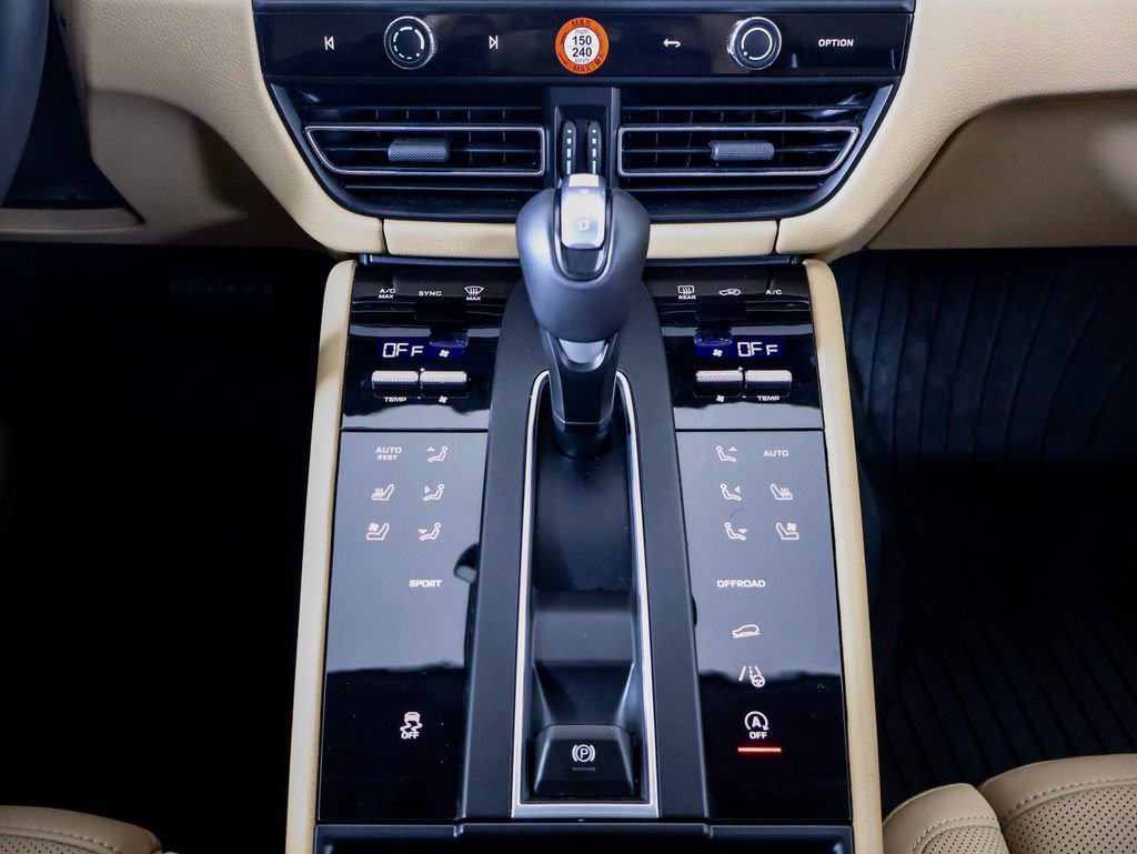 Certified 2025 Porsche Macan AWD/4WD image 19
