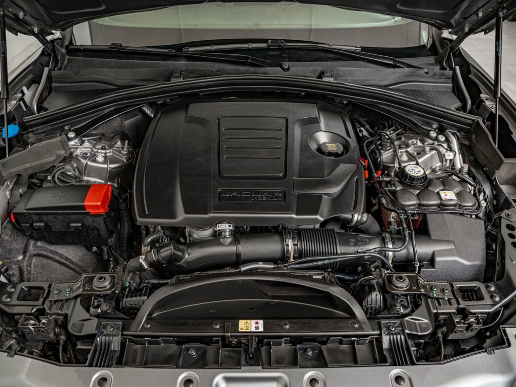 Certified 2025 Jaguar F-PACE R-Dynamic S AWD/4WD image 37