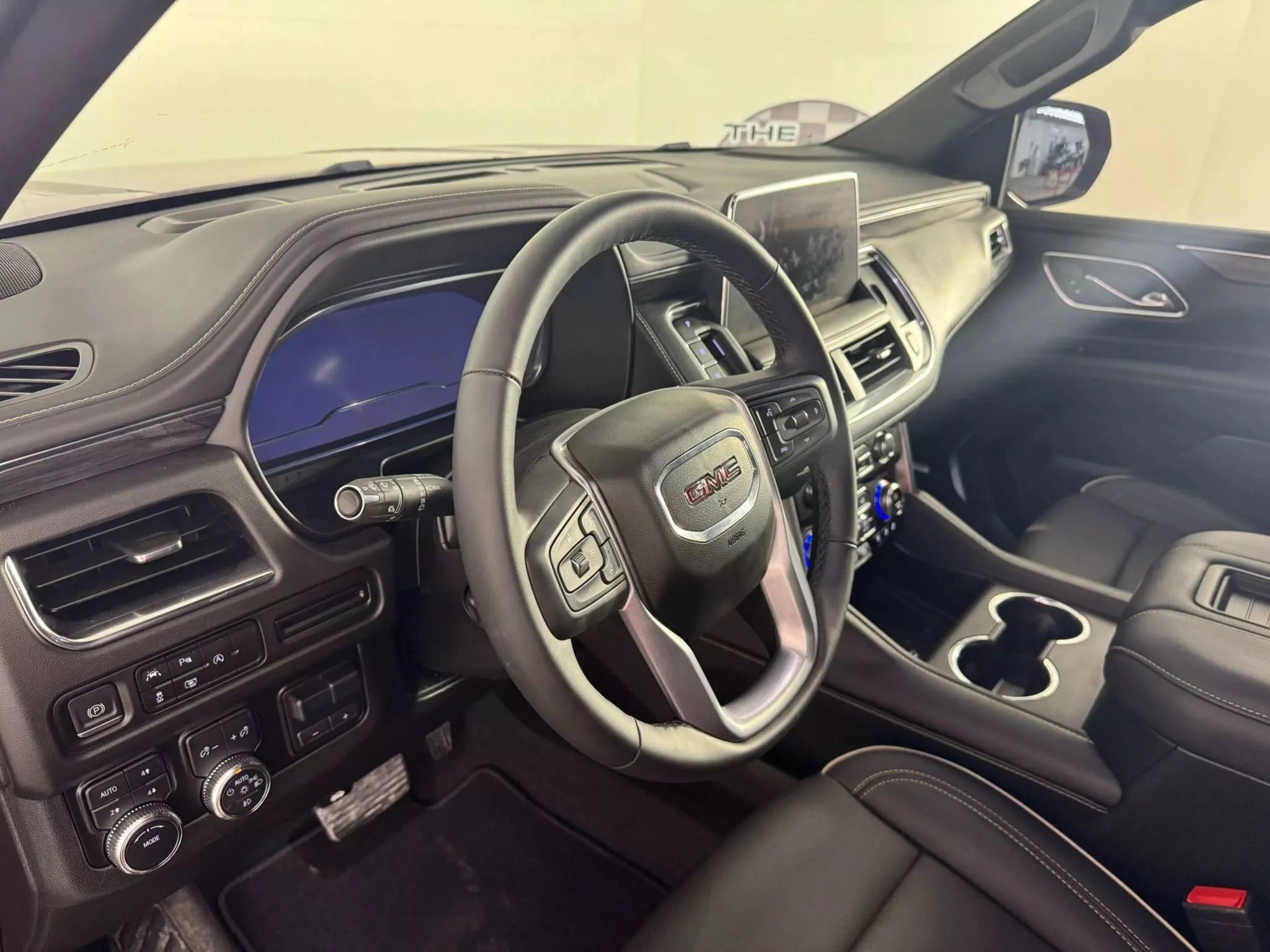 Used 2023 GMC Yukon SLT w/ SLT Luxury Package image 10