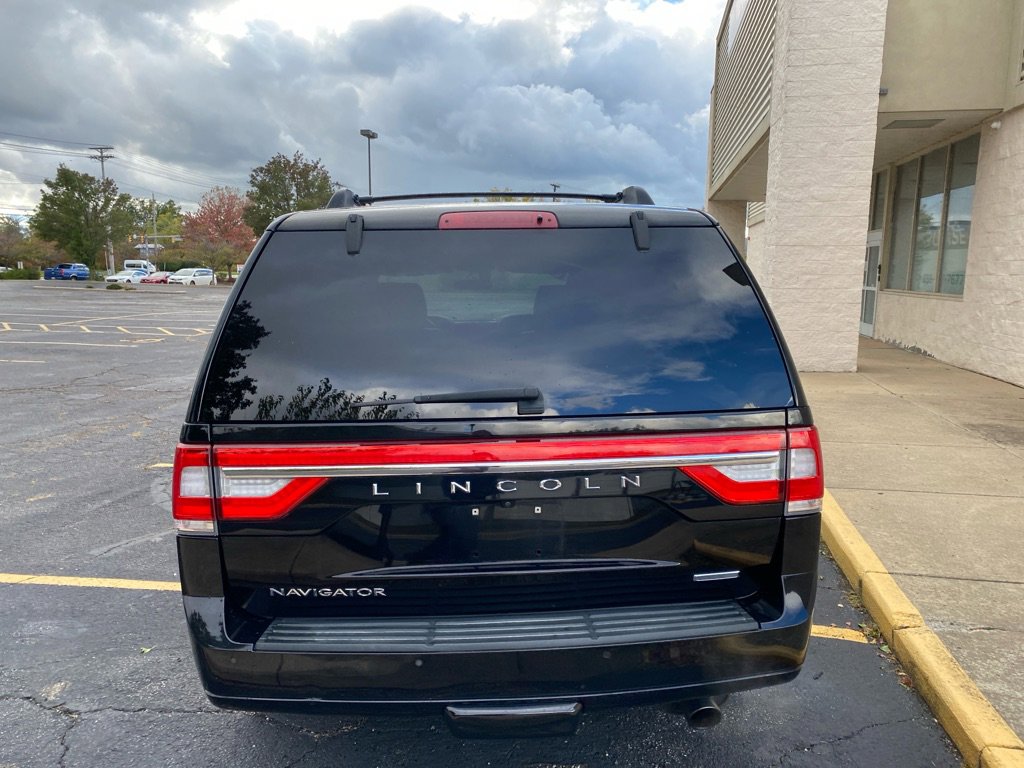 Used 2016 Lincoln Navigator Reserve image 4