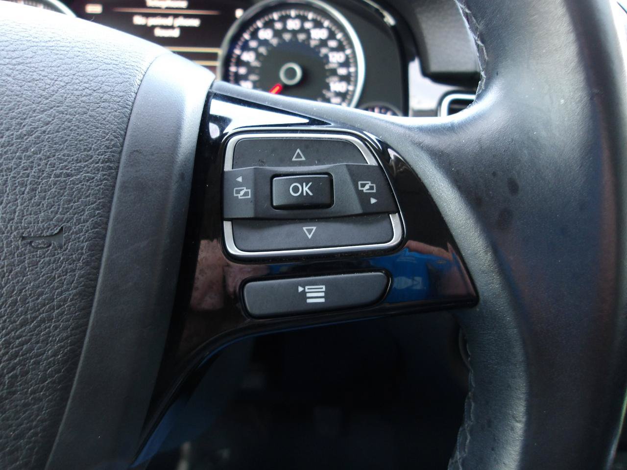 Used 2015 Volkswagen Touareg Sport AWD/4WD image 16