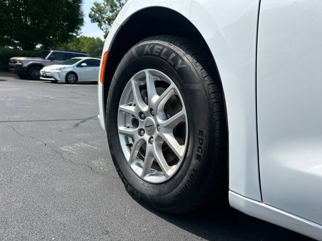 Used 2024 Chrysler Pacifica Touring-L FWD image 13