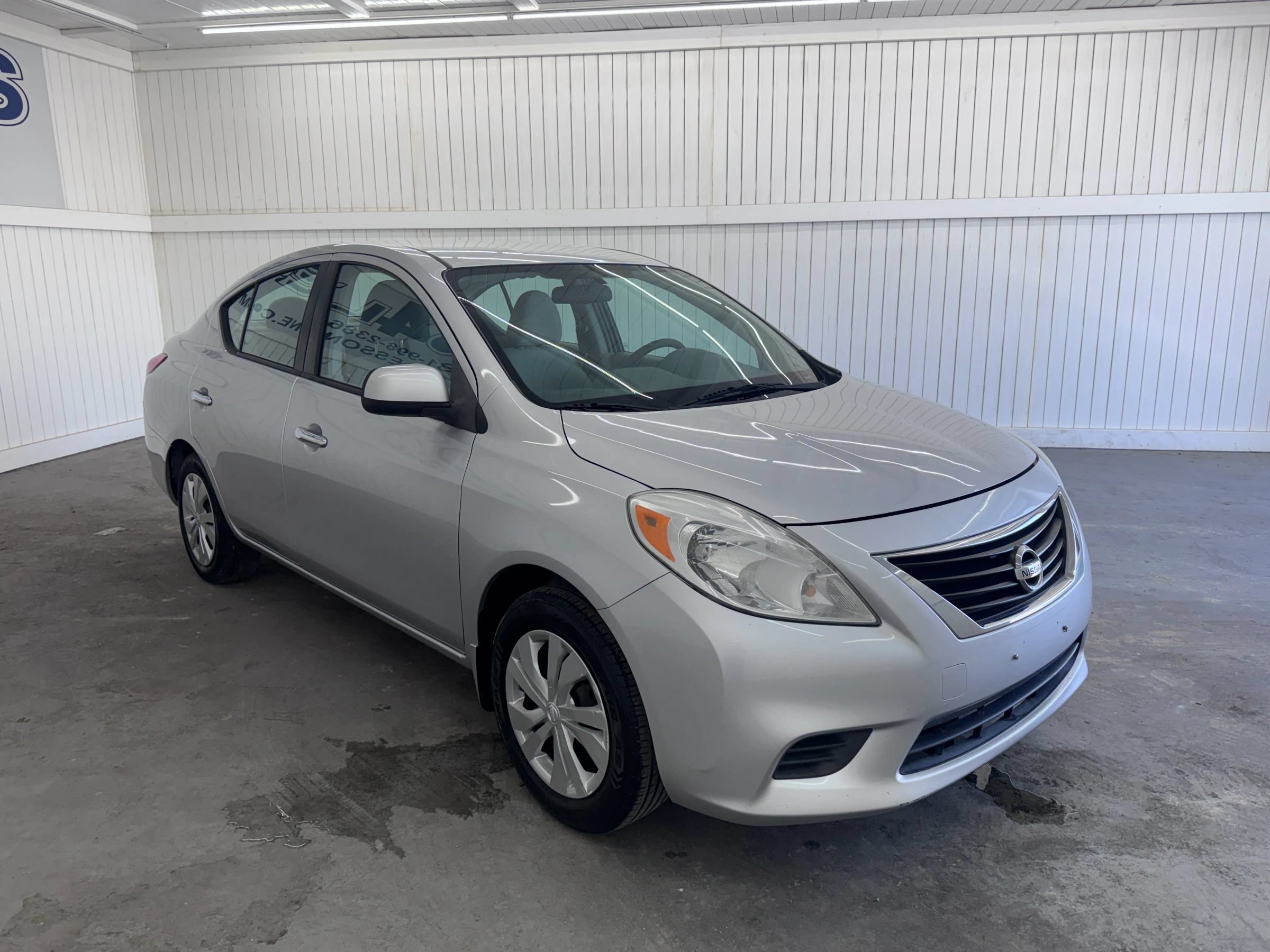 Used 2012 Nissan Versa SV FWD image 3