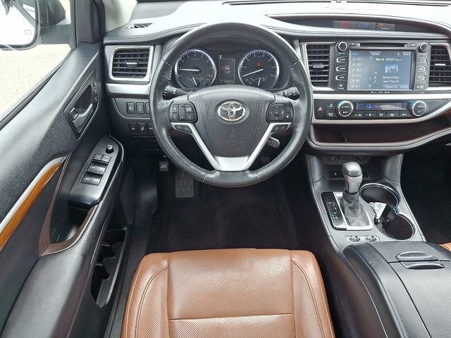 Used 2017 Toyota Highlander Limited Platinum FWD image 14