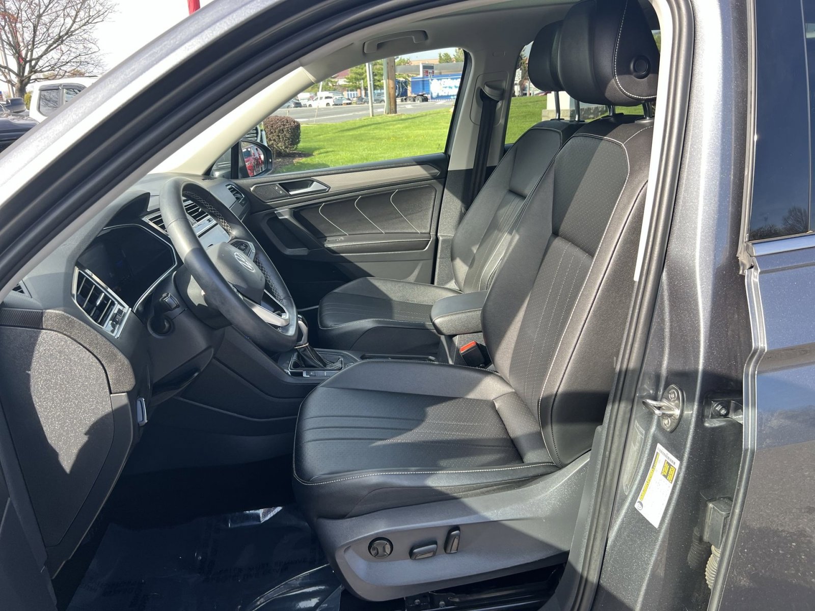 Used 2023 Volkswagen Tiguan SE image 13