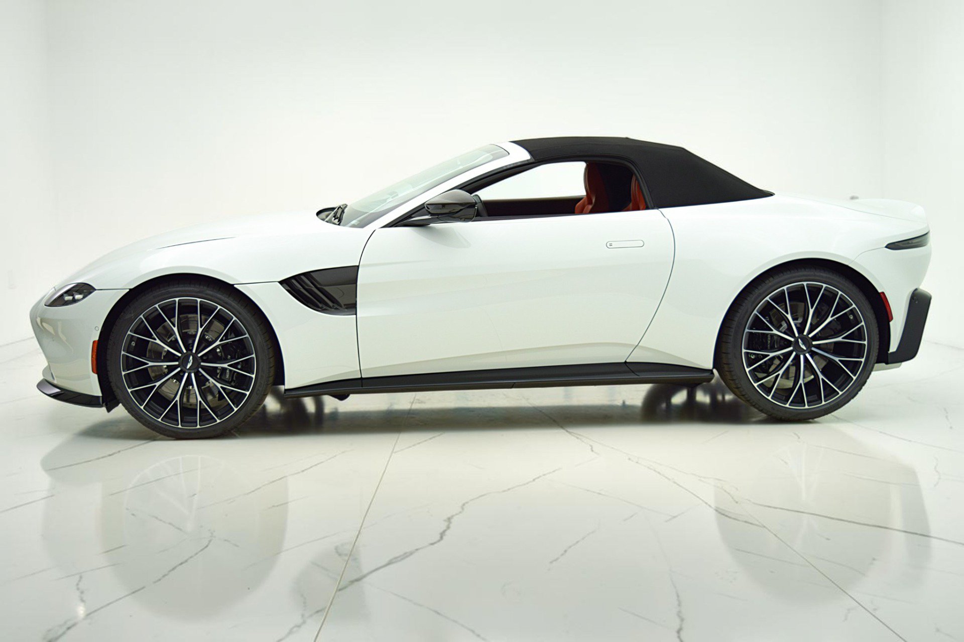 Used 2023 Aston Martin V8 Vantage Roadster RWD image 16