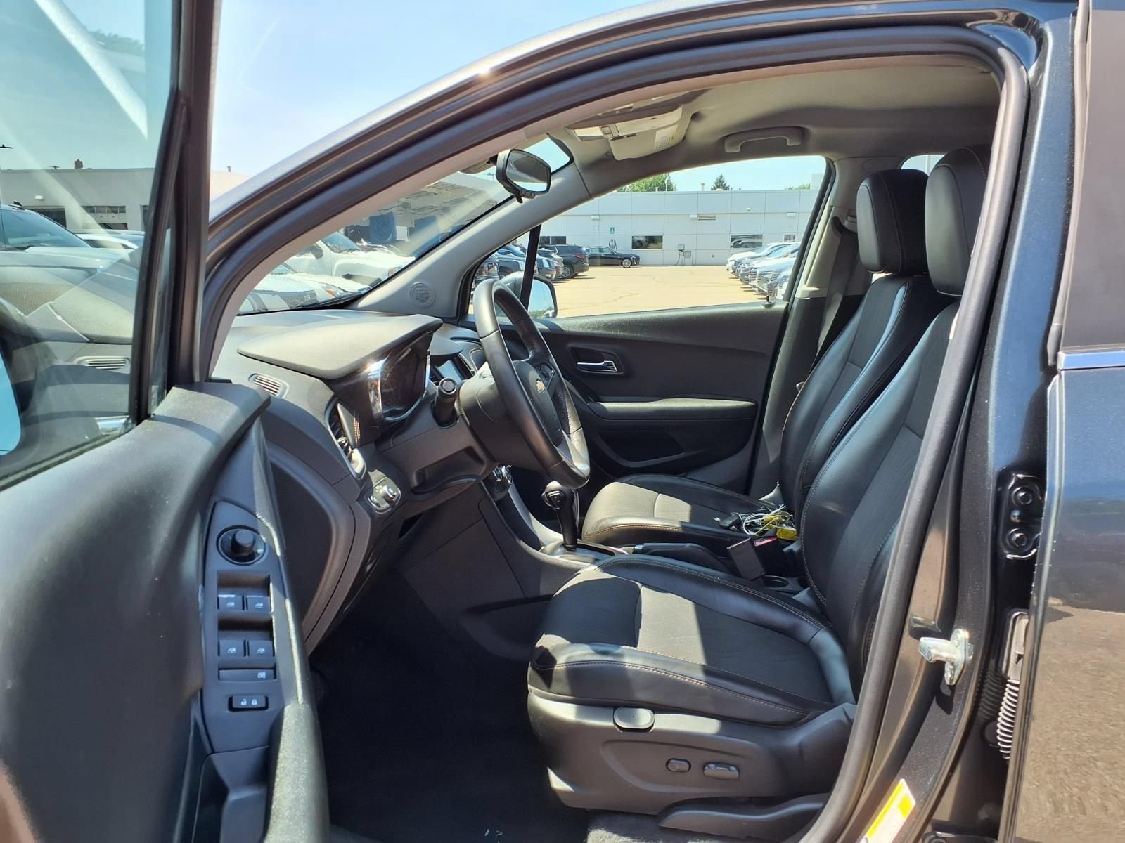 Used 2020 Chevrolet Trax LT w/ LT Convenience Package AWD/4WD image 17